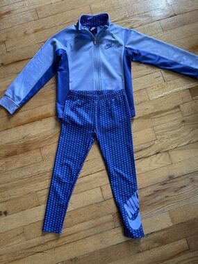 Nike Girls purple track suite size 6/medium Pet free smoke free home